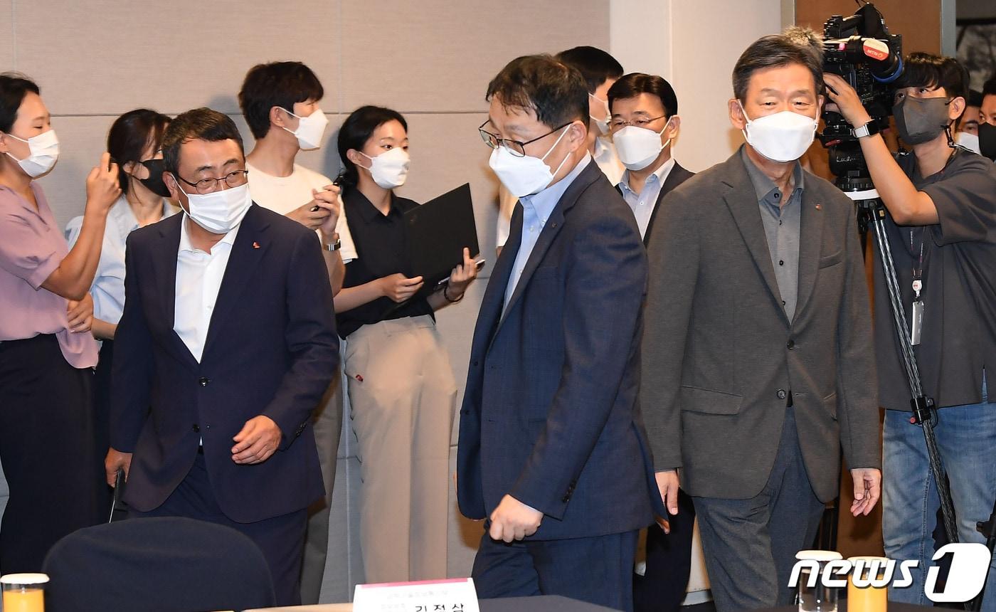 유영상 SK텔레콤 대표(왼쪽부터), 구현모 KT 대표, 황현식 LG유플러스 대표가 11일 서울 중구 대한상공회의소에서 열린 과학기술정보통신부 장관과 통신 3사 CEO 간 간담회장에 들어서고 있다. (공동취재) 2022.7.11/뉴스1 ⓒ News1 임세영 기자