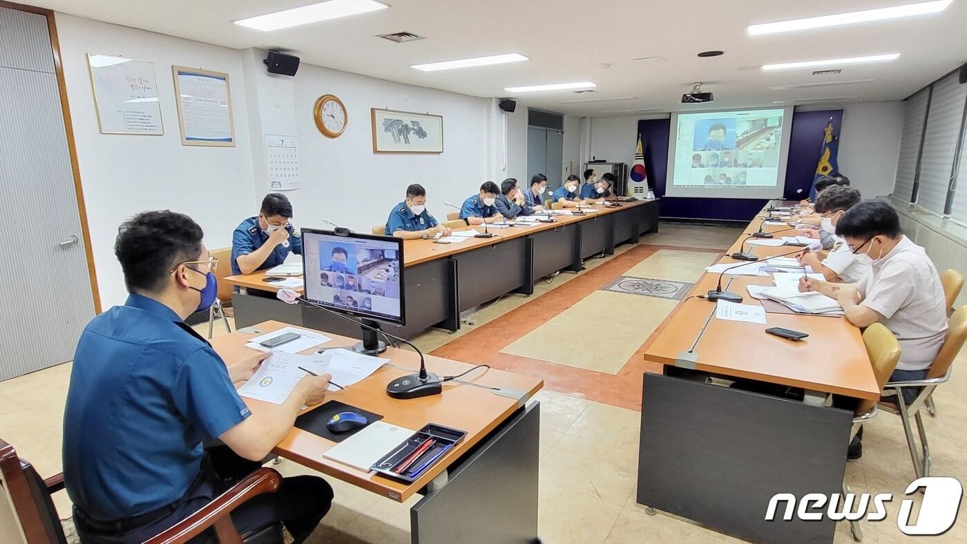 본문 이미지 - 11일 충북 충주경찰서가 지난 주말 교통사망사고 2건이 발생하자 긴급대책회의를 열고 7월 한 달간 특별비상근무에 들어간다고 밝혔다. 대책회의 모습.(충주경찰서 제공)2022.7.11/ⓒ 뉴스1