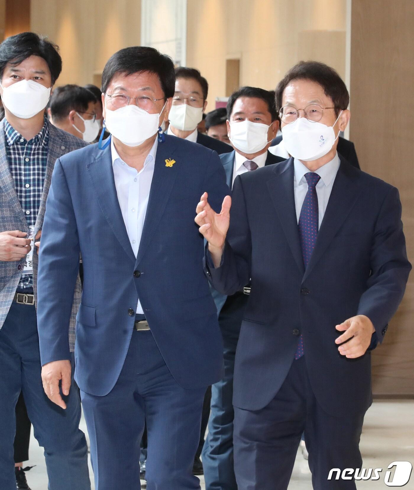 본문 이미지 - 조희연 서울시교육감(오른쪽)과 최교진 세종시교육감. /뉴스1 ⓒ News1 김기태 기자