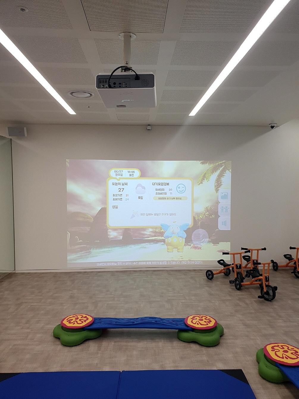 본문 이미지 - 네이버 직장 어린이집 내 설치된 키즈마루 '스마트누리터'(뉴딘콘텐츠 제공)ⓒ 뉴스1