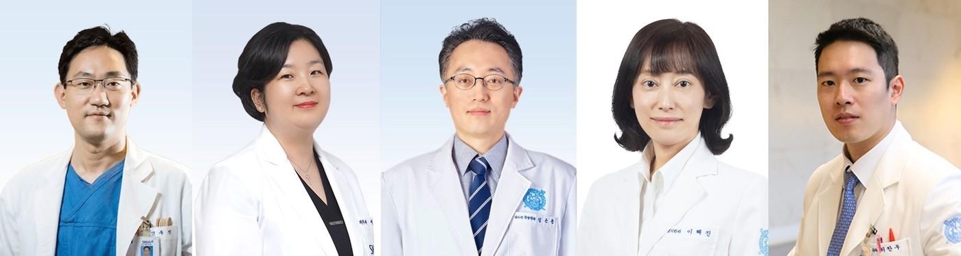 (왼쪽부터) 정우진 분당서울대병원 이비인후과 교수, 이효정 치과 교수, 엄근용 방사선종양학과 교수, 이혜진 가정의학과 교수, 위찬우 보라매병원 방사선종양학과 교수(사진제공=분당서울대병원) ⓒ 뉴스1