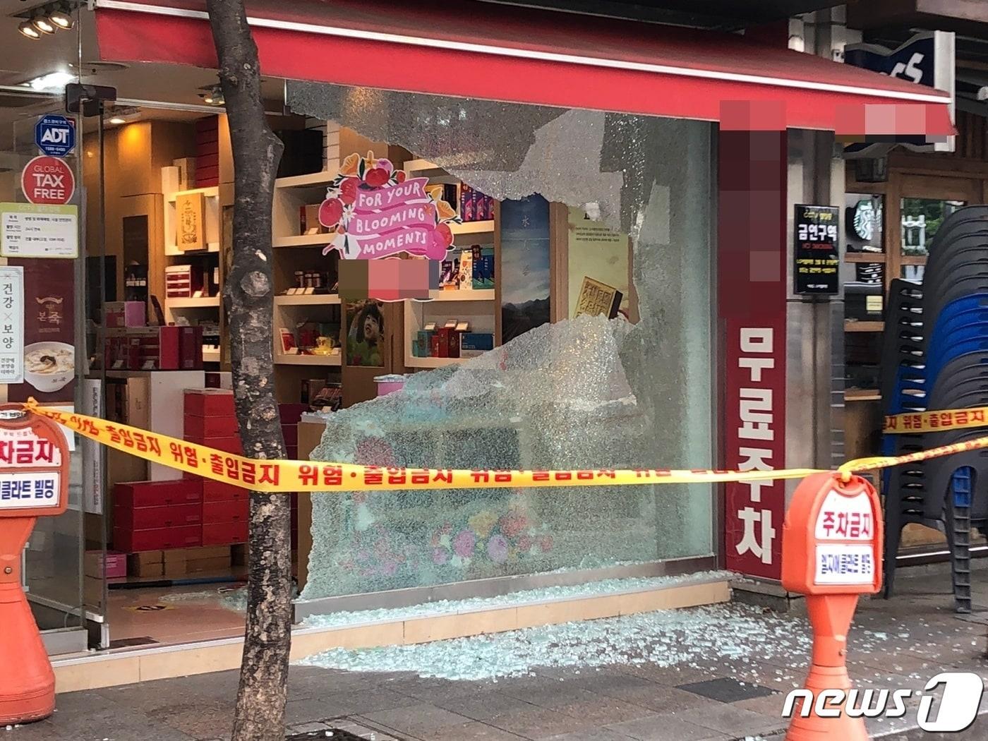 본문 이미지 - 11일 서울 영등포구 한 건강용품 가게의 외부 유리가 깨져있다 ⓒ 한병찬 수습기자