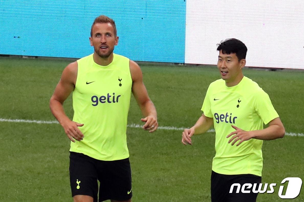 본문 이미지 - 토트넘 홋스퍼의 손흥민(오른쪽)과 해리 케인. /뉴스1 ⓒ News1 황기선 기자