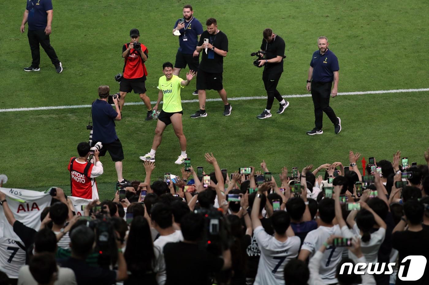 본문 이미지 - 팬들에게 인사하는 손흥민 2022.7.11/뉴스1 ⓒ News1 황기선 기자