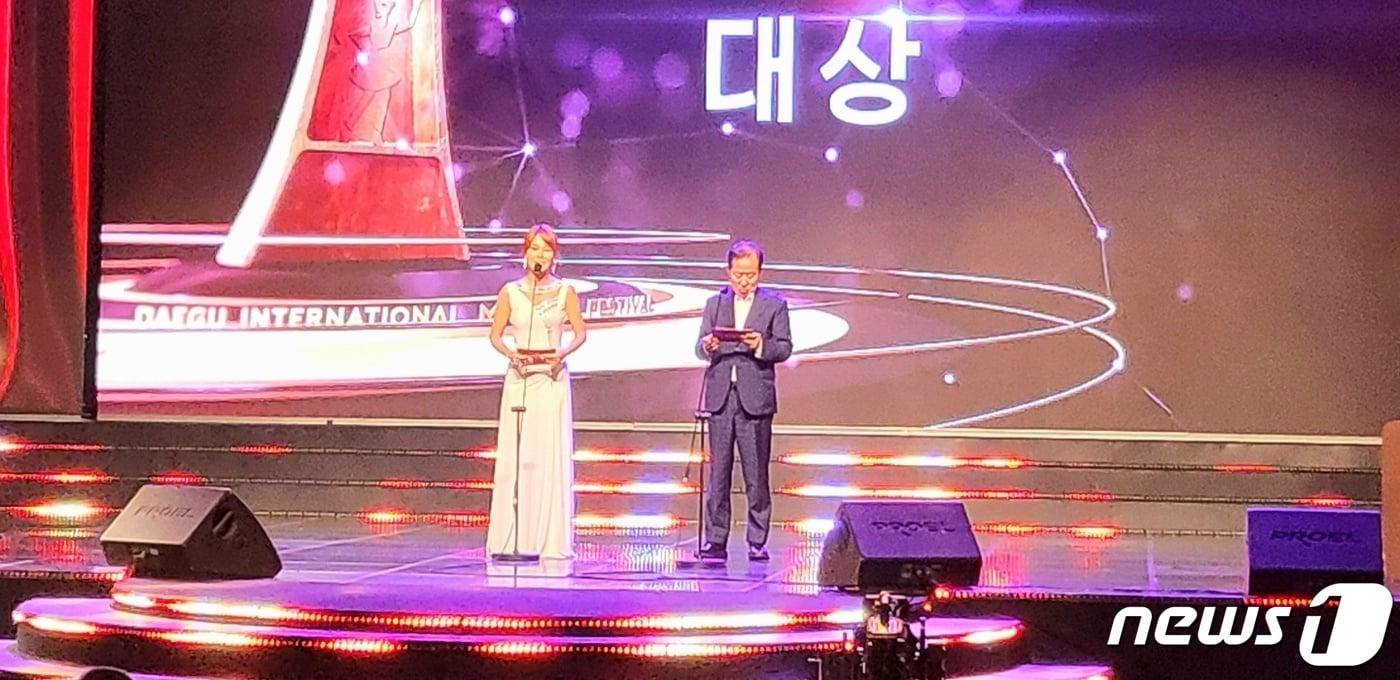 본문 이미지 - 매해 6월에 열려온 대구국제뮤지컬페스티벌(딤프·DIMF)가 올해 예년보다 한달 정도 빠른 5월에 열린다. 사진은 지난해 열린 'DIMF 어워즈'에서 홍준표 대구시장이 대상작을 발표하는 모습. 2022.7.11/뉴스1 ⓒ News1 남승렬 기자
