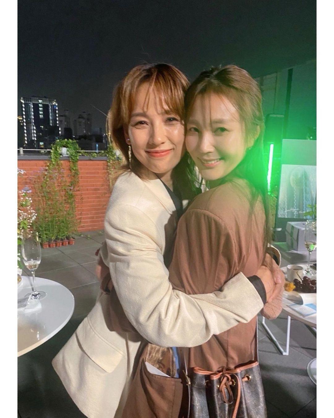 본문 이미지 - 이효리(왼쪽)와 안혜경 / 안헤경 SNS 갈무리 ⓒ 뉴스1