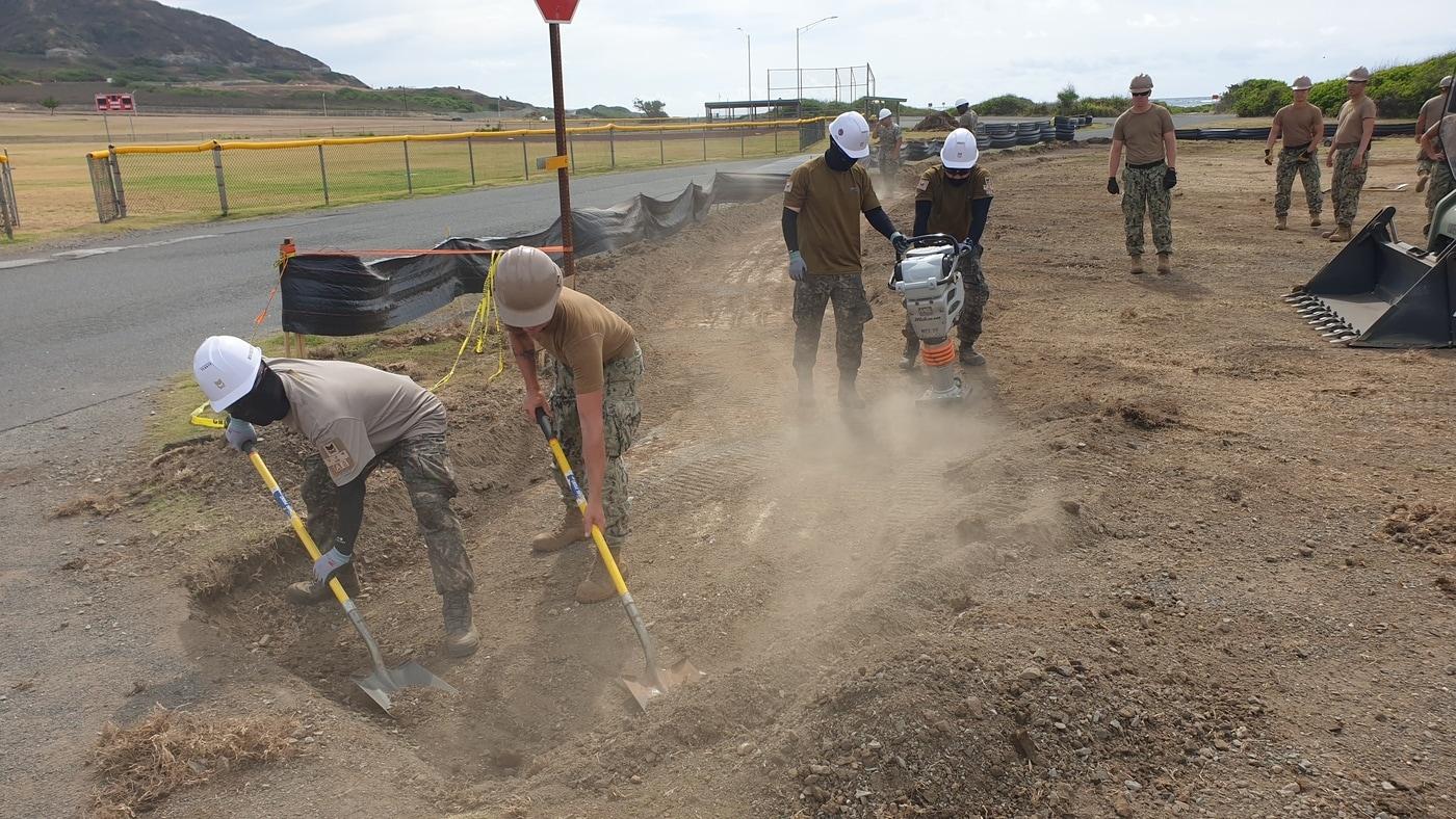 우리 해군 제59기동건설전대와 미 해군 제1건설연대 제22기동건설대대 장병들이 미국 하와이 해병대기지(MCBH)에서 태풍 내습으로 파손된 기동로를 복구하는 훈련을 하고 있다. (해군 제공) ⓒ 뉴스1