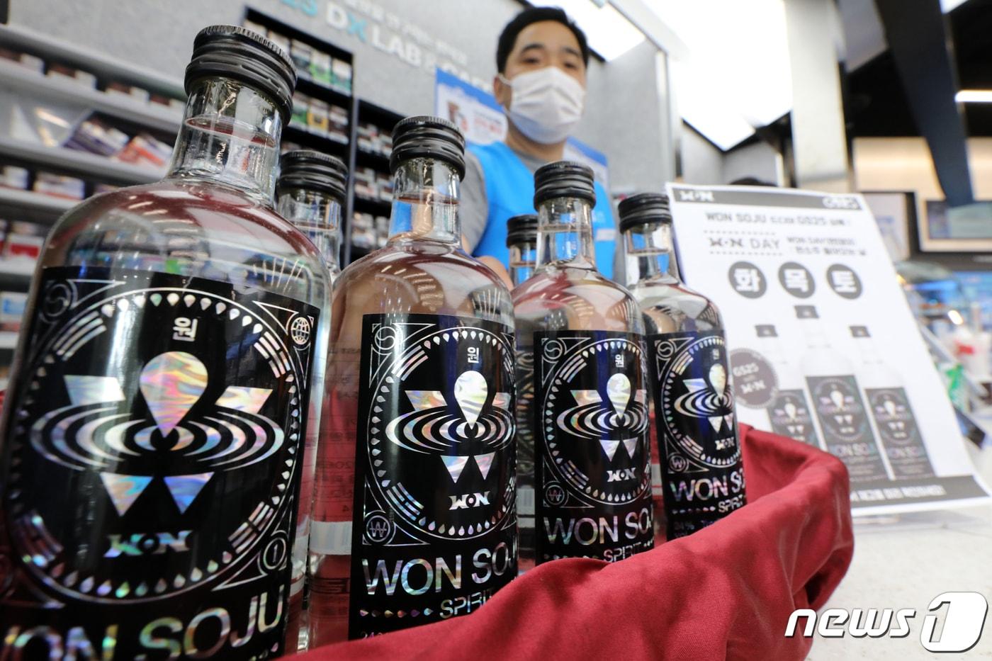 12일 서울 강남구 GS25 편의점에서 직원이 '원소주 스피릿'을 소개하고 있다. 2022.7.12/뉴스1 ⓒ News1 황기선 기자