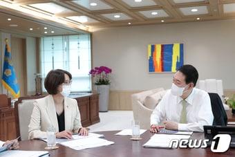 본문 이미지 - 윤석열 대통령이 이영 중소벤처기업부 장관으로부터 업무보고를 받고 있다. 사진은 기사와 무관 &#40;대통령실 제공&#41;