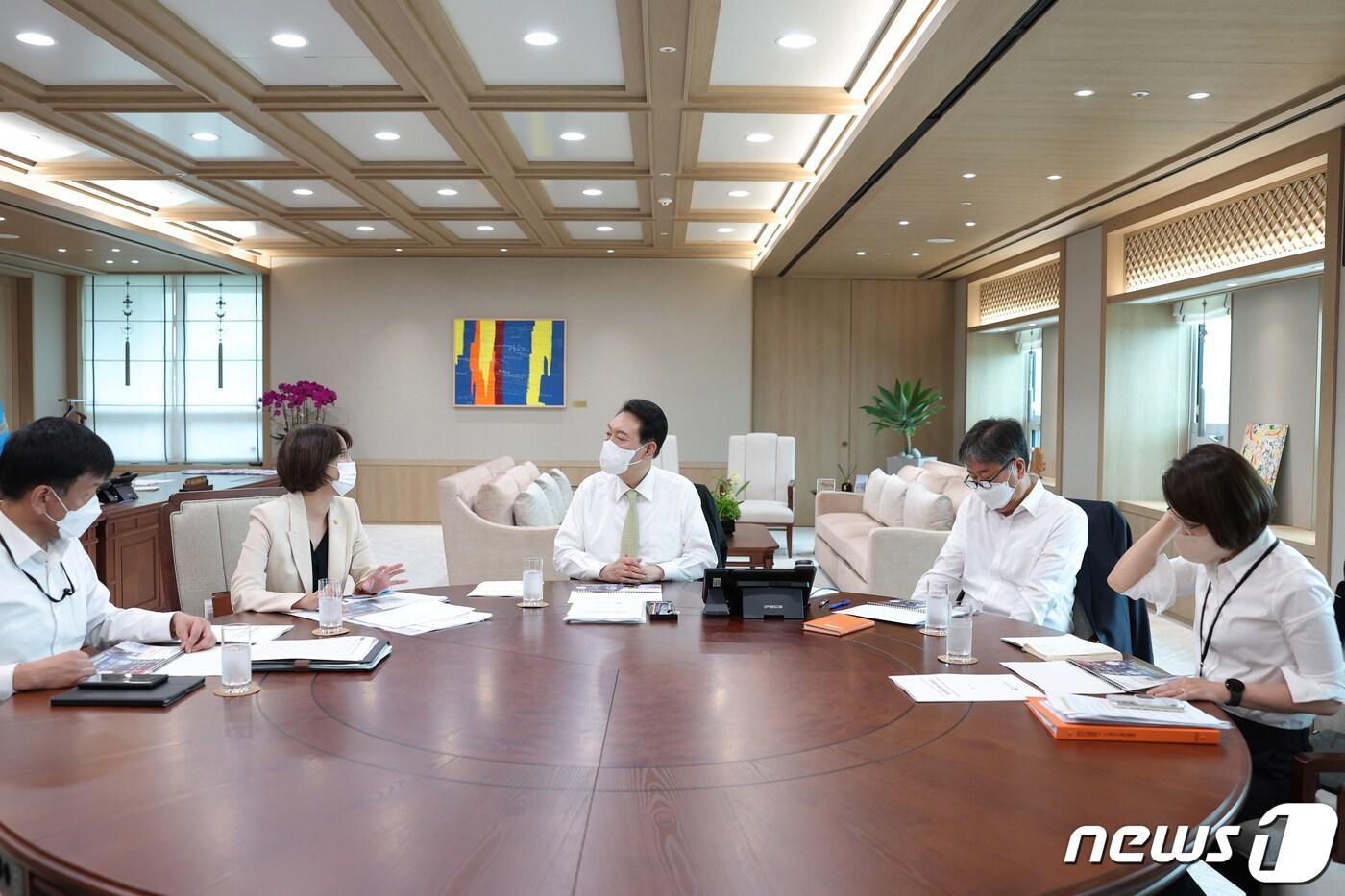 본문 이미지 - 윤석열 대통령과 이영 중소벤처기업부 장관(대통령실 제공) 2022.7.12/뉴스1 ⓒ News1 안은나 기자