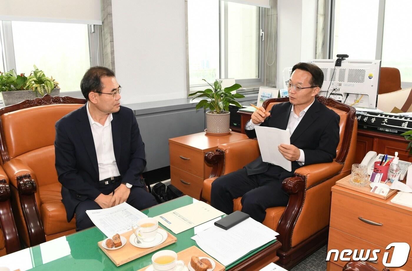 본문 이미지 - 김부영 경남 창녕군수(왼쪽)가 12일 국회에서 조해진 국회의원 만나 창녕의 주요 현안사업을 설명하고 국비지원을 요청했다. (창녕군 제공) ⓒ 뉴스1