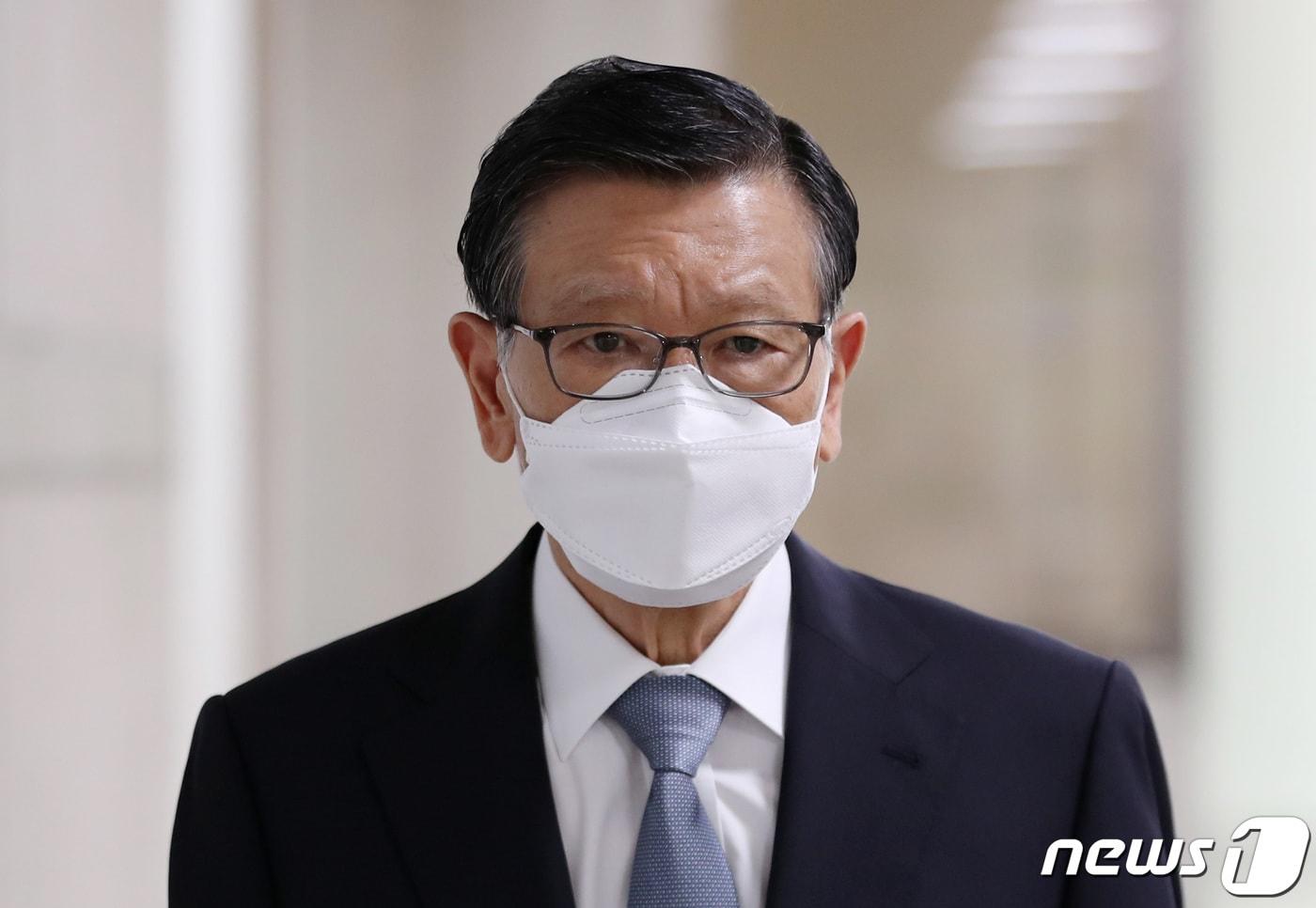 계열사 부당지원 혐의를 받는 박삼구 전 금호아시아나그룹 회장이 12일 오후 서울 서초구 중앙지방법원에서 열리는 특정경제범죄 가중처벌 등에 관한 법률위반(횡령) 관련 공판에 출석하고 있다. 2022.7.12/뉴스1 ⓒ News1 구윤성 기자