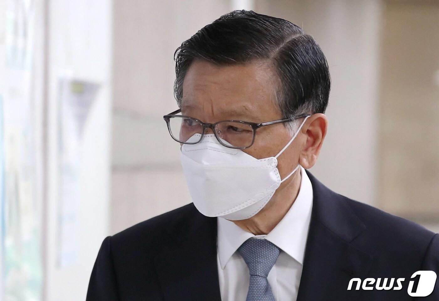 계열사 부당지원 혐의를 받는 박삼구 전 금호아시아나그룹 회장이 12일 오후 서울 서초구 중앙지방법원에서 열리는 특정경제범죄 가중처벌 등에 관한 법률위반(횡령) 관련 공판에 출석하고 있다. 2022.7.12/뉴스1 ⓒ News1 구윤성 기자