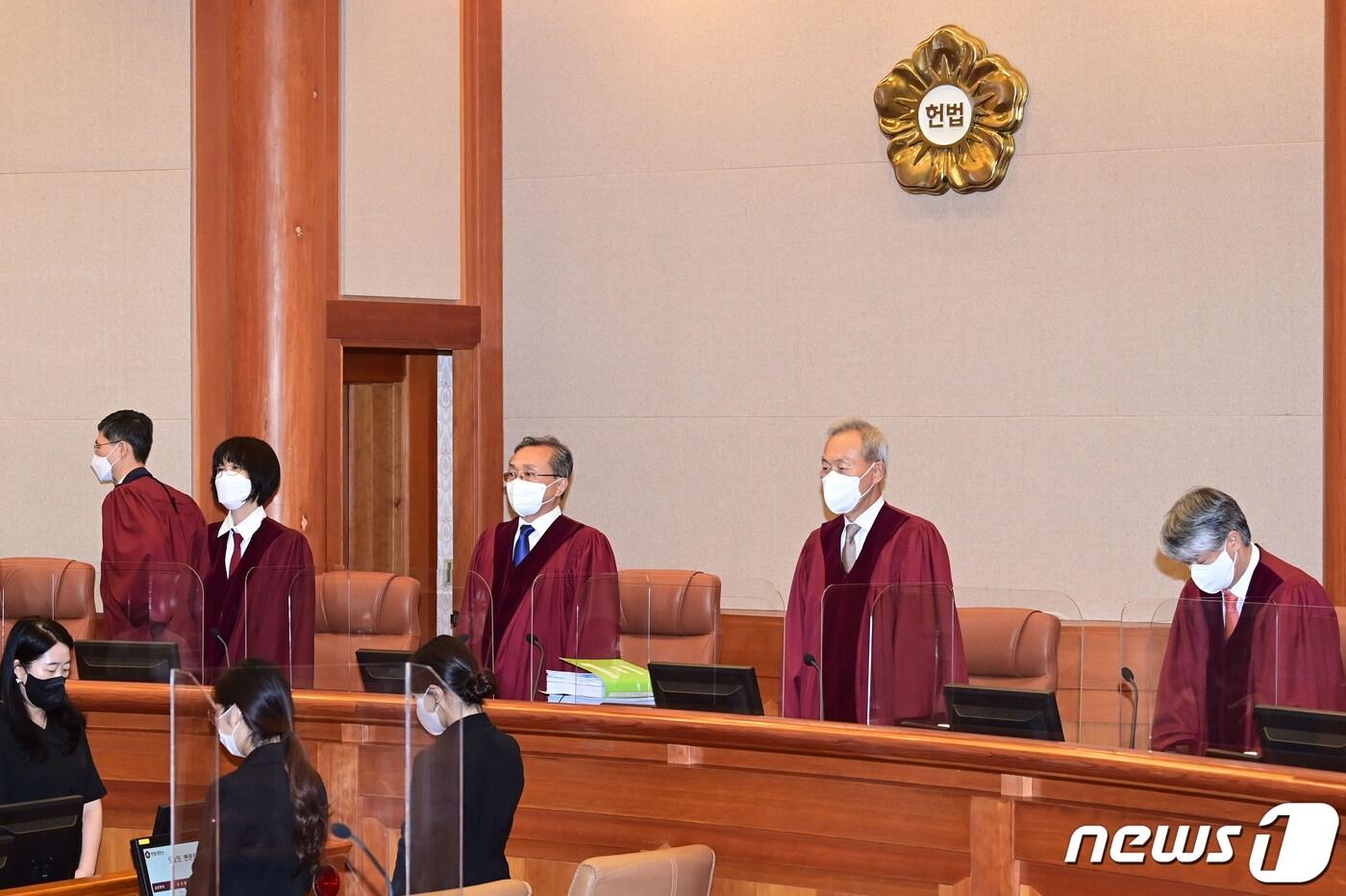 본문 이미지 - 유남석 헌법재판소장과 재판관들이 7월12일 오후 서울 종로구 헌법재판소 대심판정에서 열린 '검수완박'(검찰수사권 완전박탈) 법안으로 불리는 검찰청법·형사소송법 개정안 권한쟁의심판 공개변론에 입장하고 있다. (공동취재) 2022.7.12/뉴스1 ⓒ News1 송원영 기자