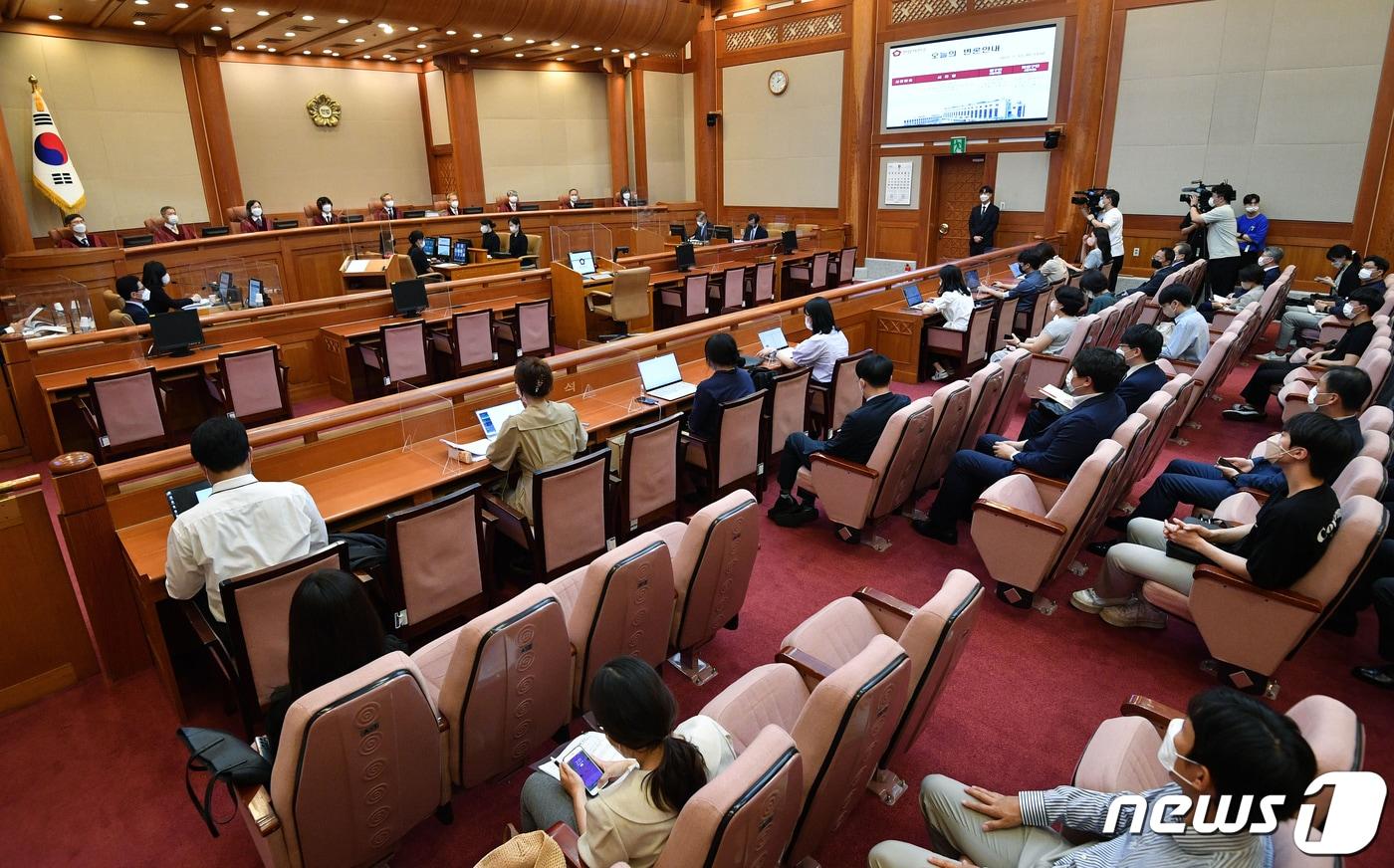 본문 이미지 - 유남석 헌법재판소장과 재판관들이 7월12일 오후 서울 종로구 헌법재판소 대심판정에서 열린 '검수완박'(검찰수사권 완전박탈) 법안으로 불리는 검찰청법·형사소송법 개정안 권한쟁의심판 공개변론에 착석해 있다. (공동취재) 2022.7.12/뉴스1 ⓒ News1 송원영 기자