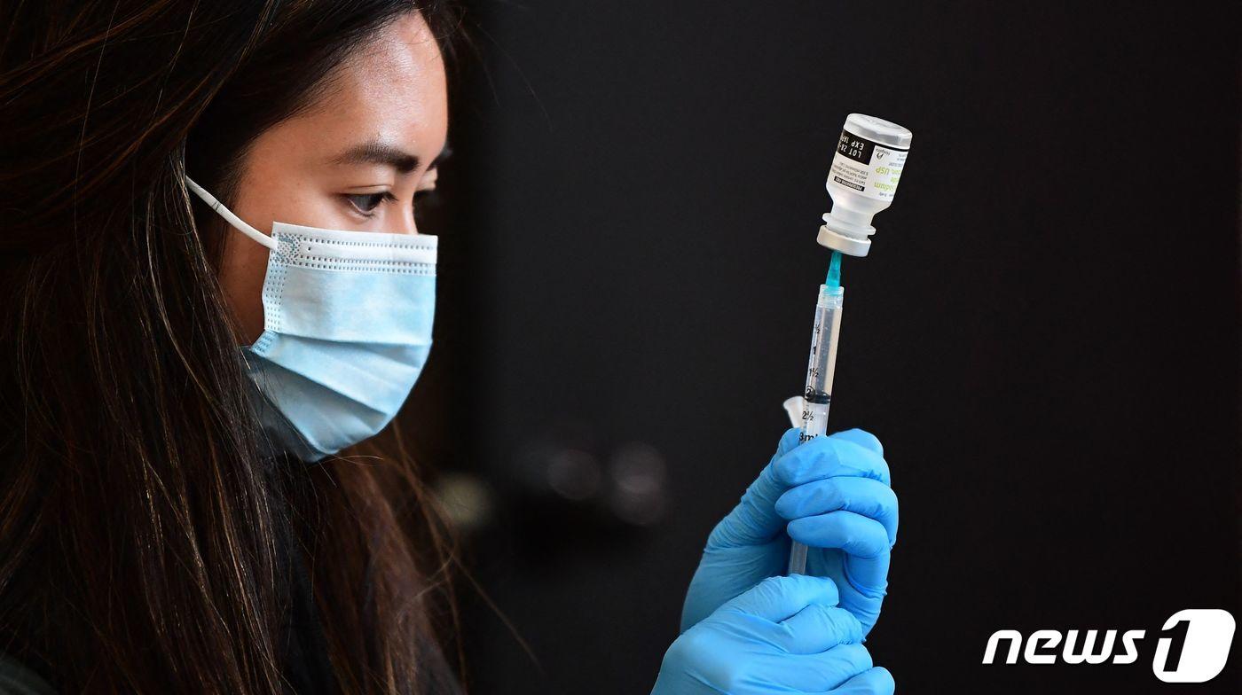 본문 이미지 - 지난해 1월7일(현지시간) 미국 캘리포니아주(州) 로스앤젤레스에서 백신 접종을 준비 중인 의료진. ⓒ AFP=뉴스1 ⓒ News1 김예슬 기자
