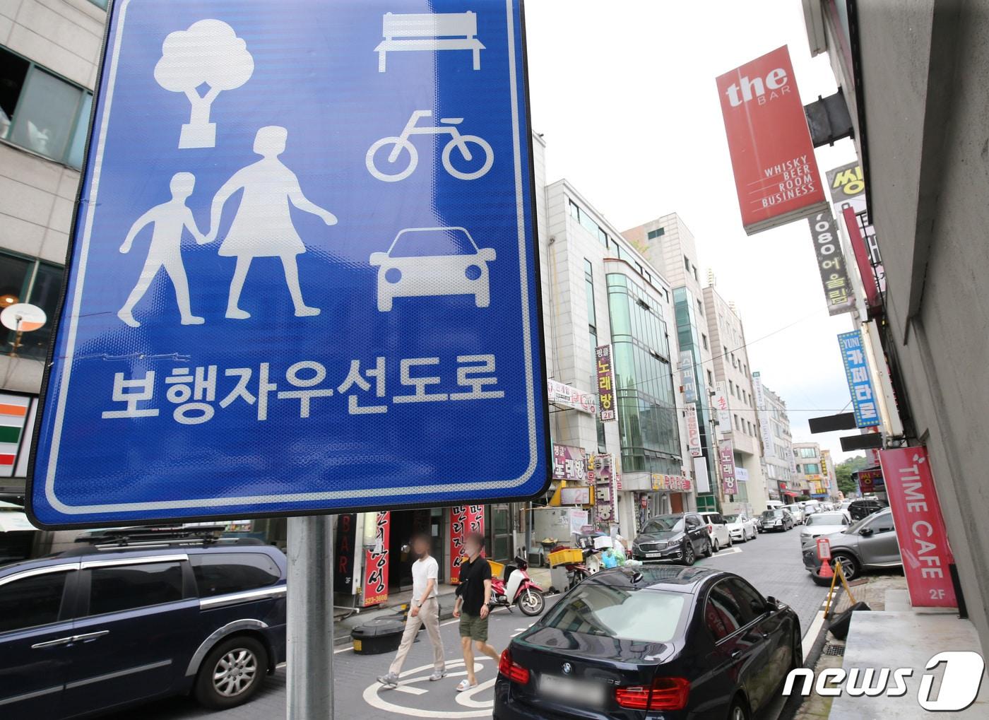 본문 이미지 - 보행자우선도로 제도가 시행된 12일 대전 서구 월평중로13번길에 보행자우선도로 표시가 돼있다. 보행자우선도로에서는 운전자는 20km 이내로 서행해야 하고 보행자 발견 시 일시정지 해야 한다.  2022.7.12/뉴스1 ⓒ News1 김기태 기자