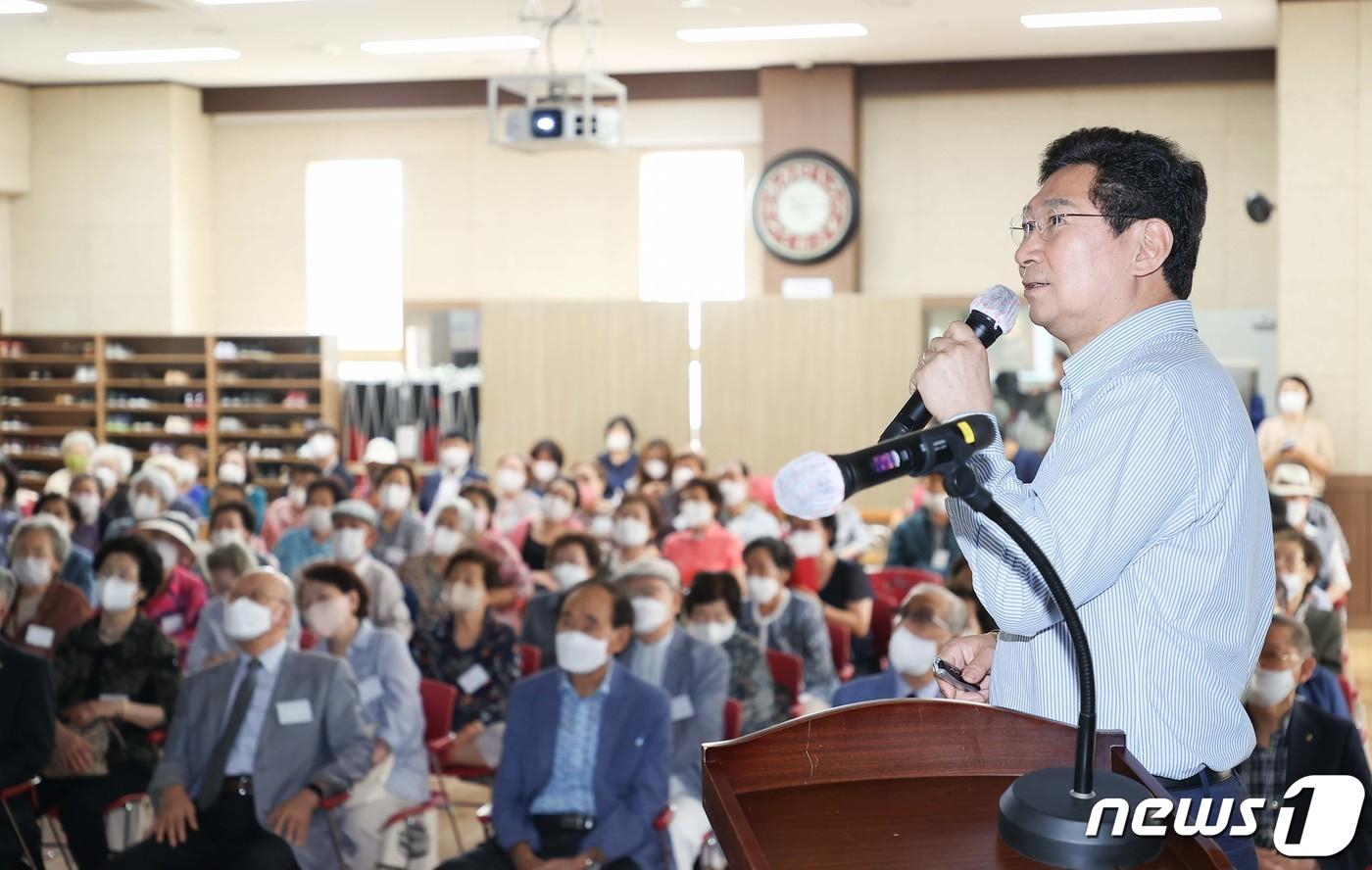 본문 이미지 - 이상일 용인시장이 기흥노인대학에서 특강을 하고 있는 모습.(용인시 제공) ⓒ News1 