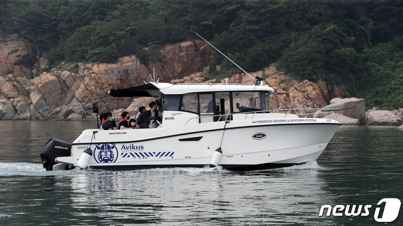 본문 이미지 - 지난해 아비커스가 인천 중구 왕산마리나항에서 자율운항 선박 시연회를 갖고 있는 모습. 2022.7.12/뉴스1 ⓒ News1 이동해 기자