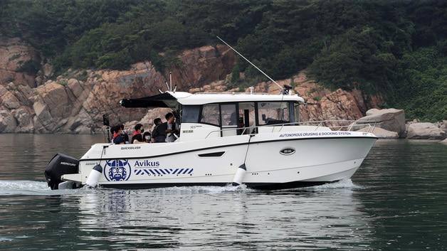 본문 이미지 - 아비커스가 지난해 7월 오후 인천 중구 왕산마리나항에서 자율운항 선박 시연회를 갖고 있는 모습. 2022.7.12/뉴스1 ⓒ News1 이동해 기자