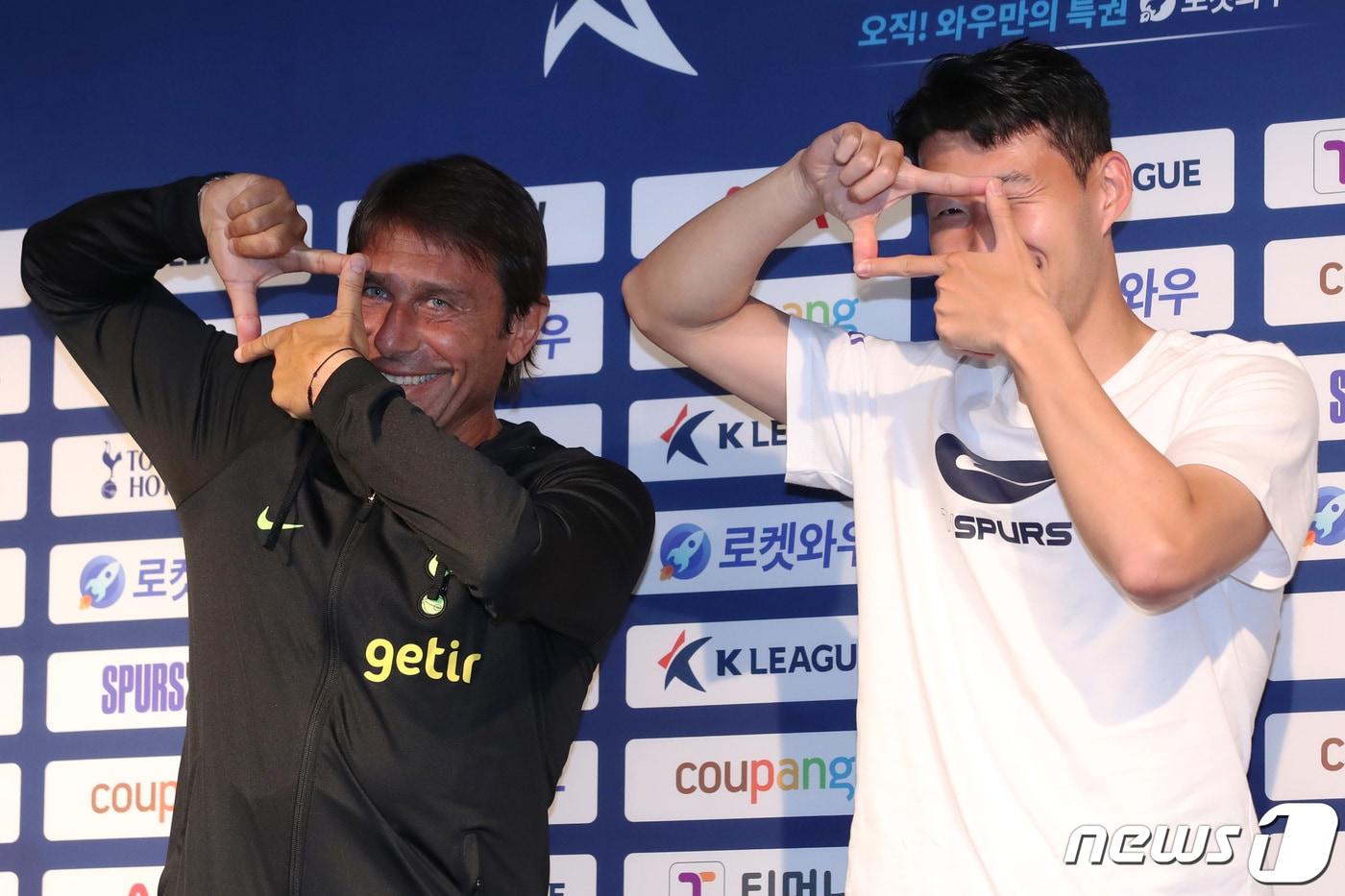 안토니오 콘테 토트넘 홋스퍼 감독과 손흥민이 12일 오후 서울 마포구 상암동 서울월드컵경기장에서 K리그 올스타인 '팀 K리그'와 쿠팡플레이시리즈 1차전을 앞두고 가진 기자회견에서 포즈를 취하고 있다. 2022.7.12/뉴스1 ⓒ News1 이광호 기자