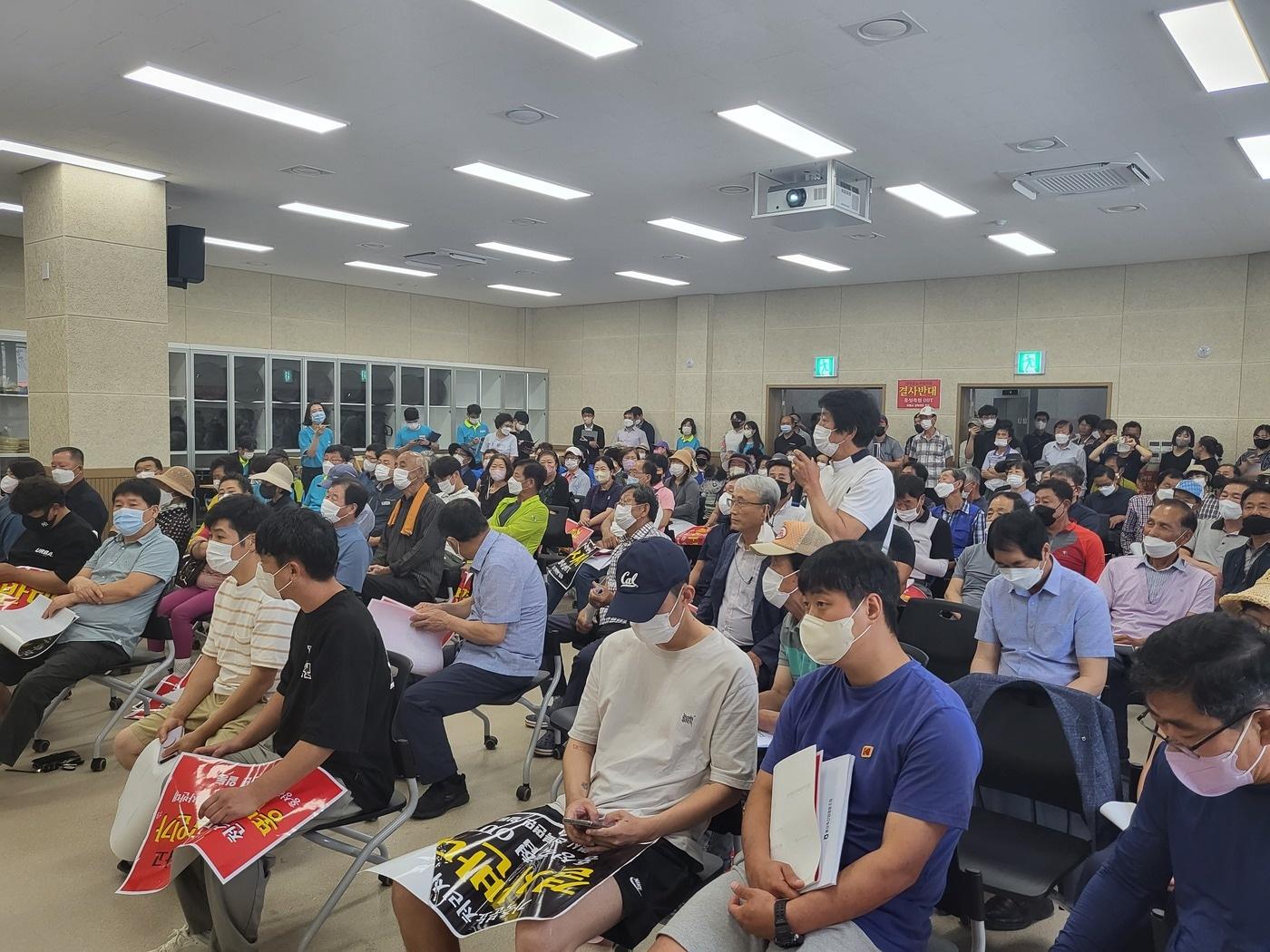 본문 이미지 - 보령시 천북면 주민들이 가축분뇨공공처리시설 관련 주민설명회에 참여해 설치 반대 입장을 전하고 있다.(보령시 천북면 제공)ⓒ 뉴스1