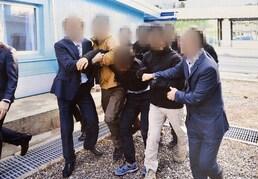 본문 이미지 - 통일부가 공개한 북한 선원 북송 모습. 북한 선원 2명이 2019년 11월 판문점을 통해 추방되고 있다. 2022.7.12/뉴스1