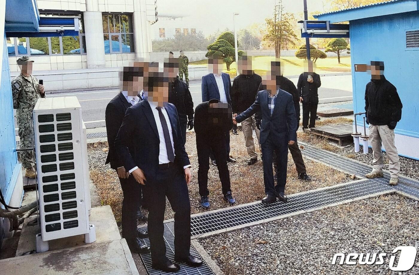 지난 2019년 11월7일 북한선원 2명이 판문점을 통해 북한으로 추방됐다. (통일부 제공) 2022.7.12/뉴스1 ⓒ News1 김명섭 기자