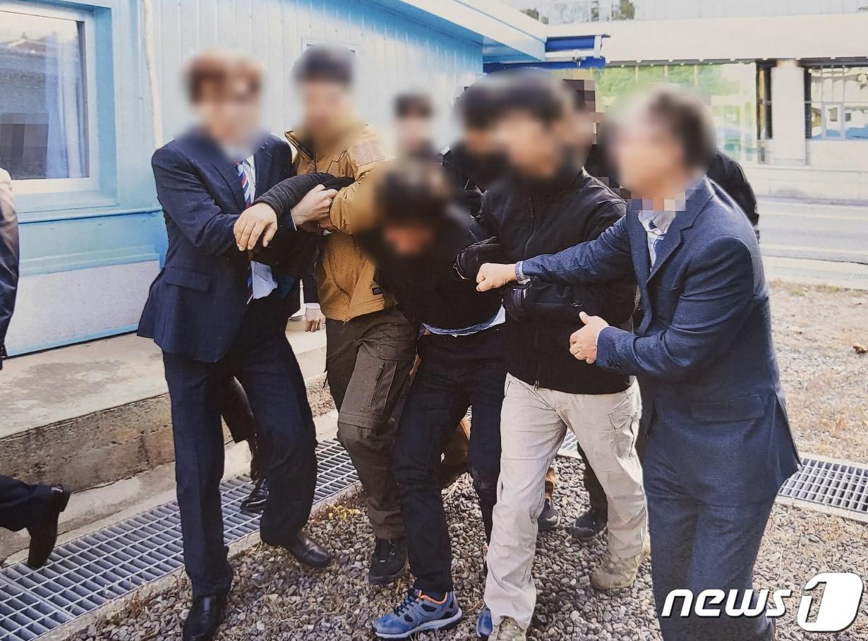 본문 이미지 - 통일부는 12일 문재인 정부 시절 발생한 '탈북어민 북송'이 잘못된 조치였다는 입장을 거듭 확인하면서도 구체적인 근거에 대해서는 수사 중인 사안이라는 이유로 즉답을 피했다. 사진은 지난 2019년 11월 북한 선원 2명이 동료 16명을 살해하고 탈북해 귀순 의사를 밝혔으나 판문점을 통해 북한으로 추방 하는 모습. (통일부 제공) 2022.7.12/뉴스1