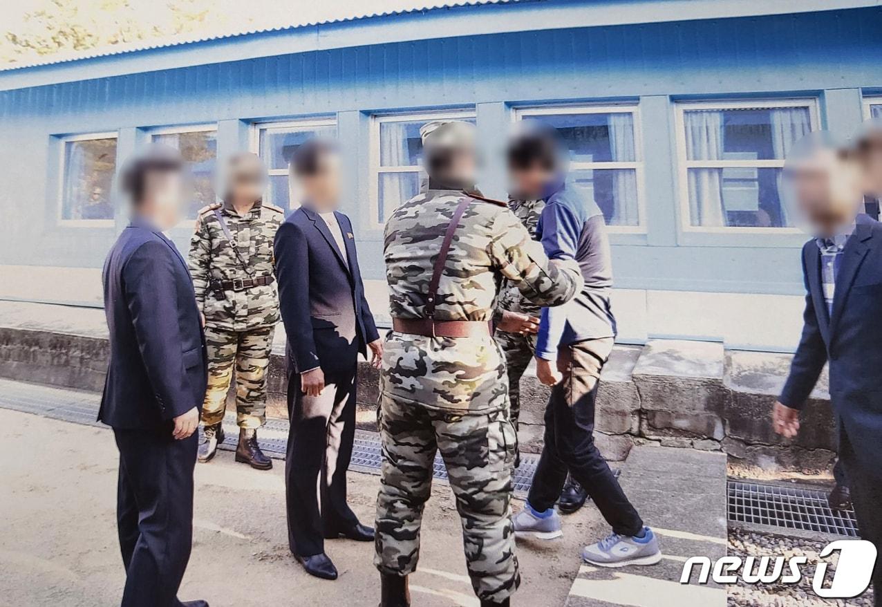 본문 이미지 - 지난 2019년 11월7일 북한 선원 2명이 판문점을 통해 북한으로 추방되고 있다. (통일부 제공) 2022.7.12/뉴스1
