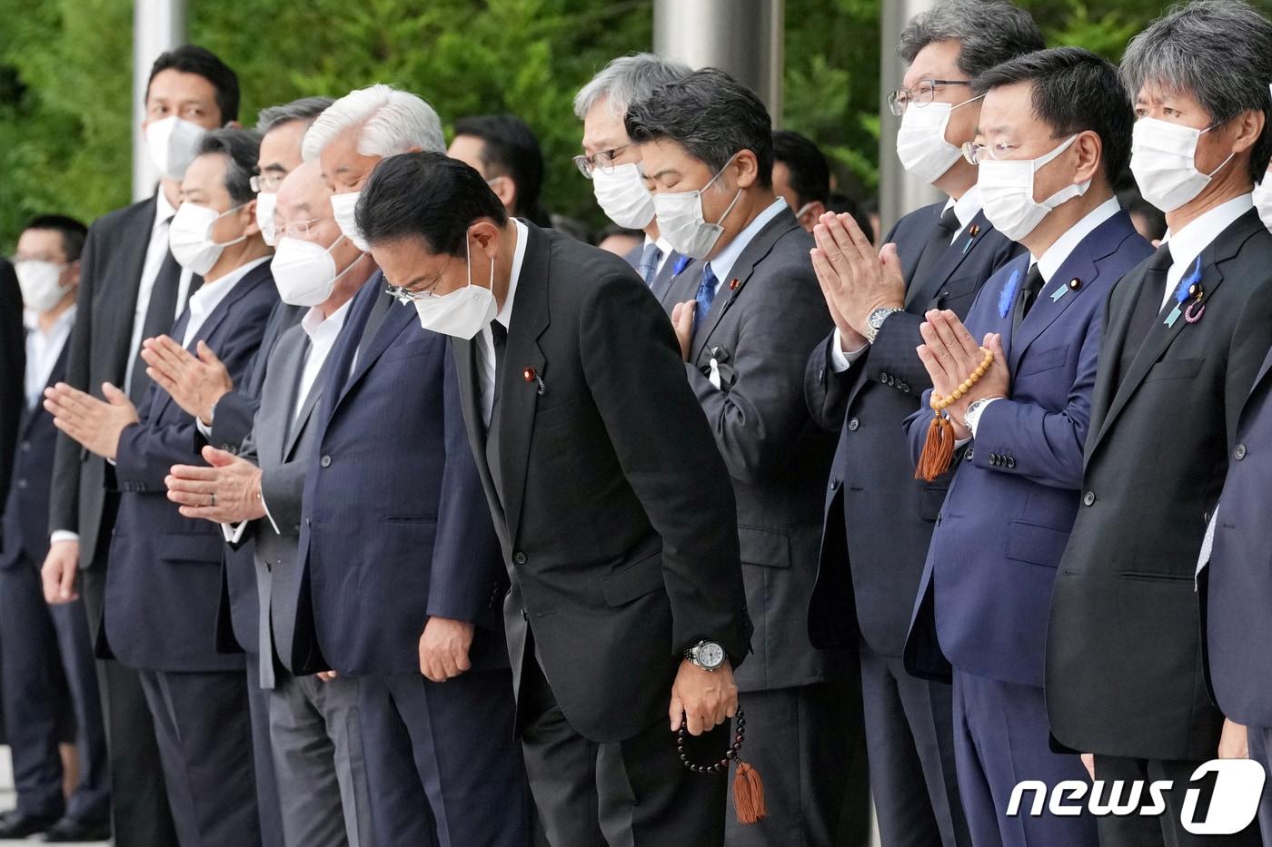본문 이미지 - 기시다 후미오 일본 총리가 12일 (현지시간) 도쿄에 있는 사찰인 '조조지'에서 가족장을 치른 아베 신조 전 총리의 운구차가 자민당 당사를 들르자 추모를 하고 있다. ⓒ 로이터=뉴스1 ⓒ News1 우동명 기자