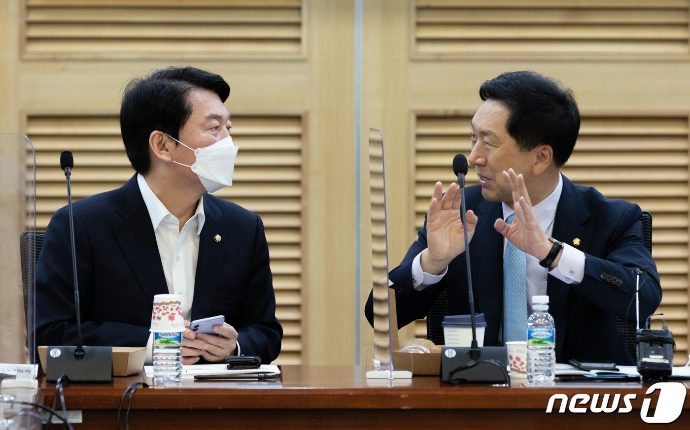 본문 이미지 - 안철수(왼쪽), 김기현 국민의힘 의원이 13일 오전 서울 여의도 국회 의원회관에서 열린 혁신 24 새로운 미래 두 번째 모임인 ‘경제위기 인본 혁신생태계로 극복하자!’에 참석해 대화하고 있다. 2022.7.13/뉴스1 ⓒ News1 이재명 기자