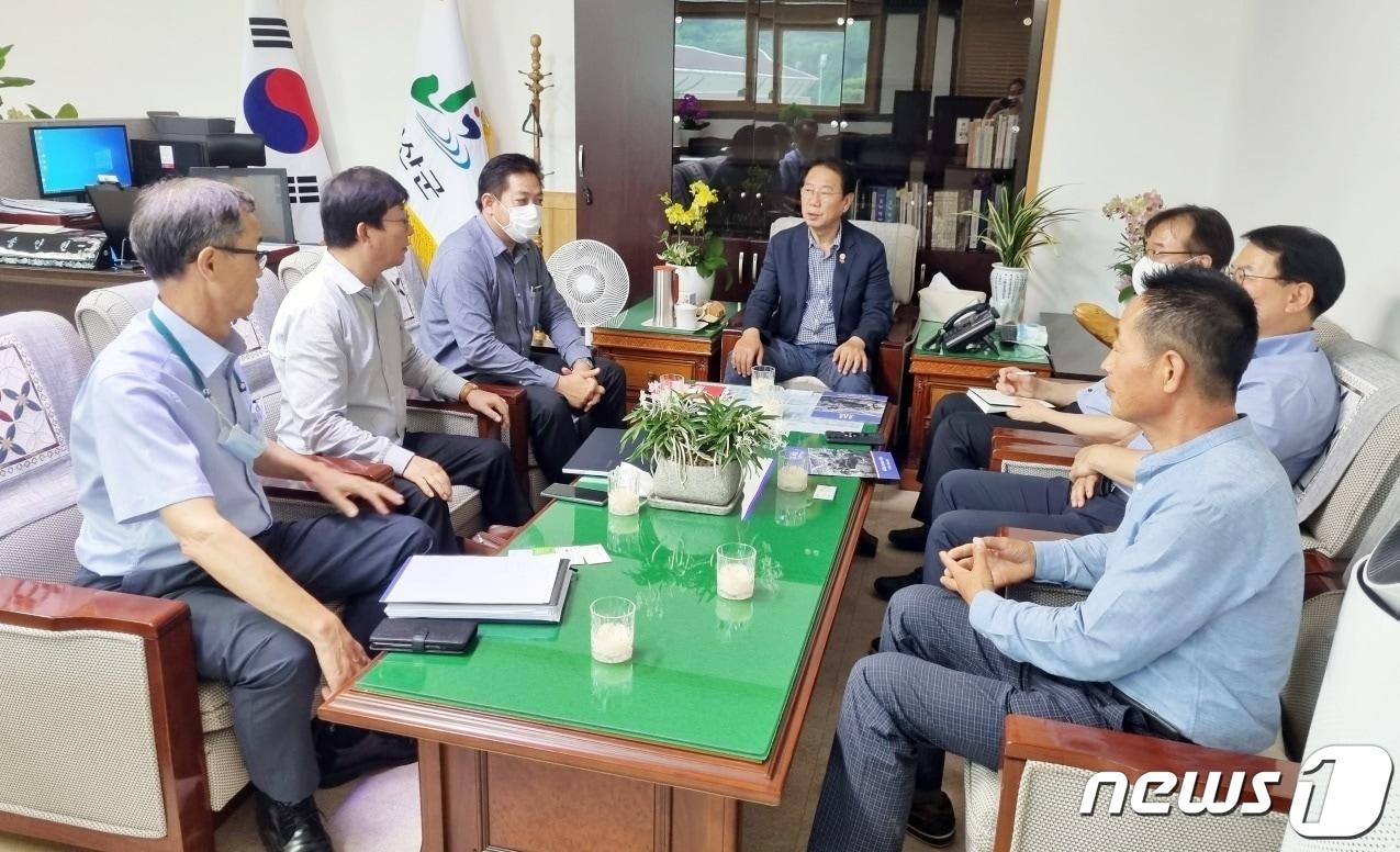 본문 이미지 - 송인헌 괴산군수가 외국인 계절근로자 인력수급 확대를 위해 라오스 상공회의소 부회장 등과 업무협의를 하고 있다.(괴산군 제공)ⓒ 뉴스1