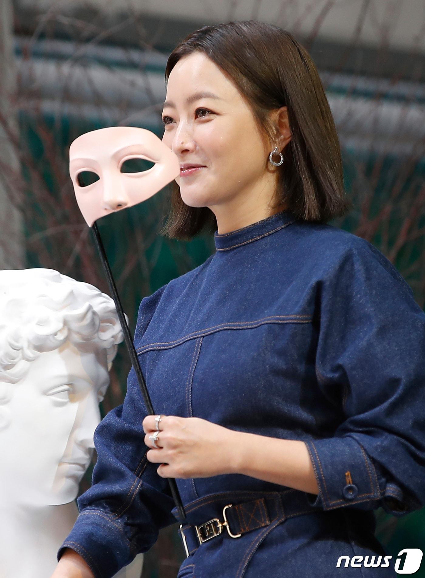 본문 이미지 - 배우 김희선이 40대에도 레전드 미모를 발산했다. ⓒ News1 권현진 기자