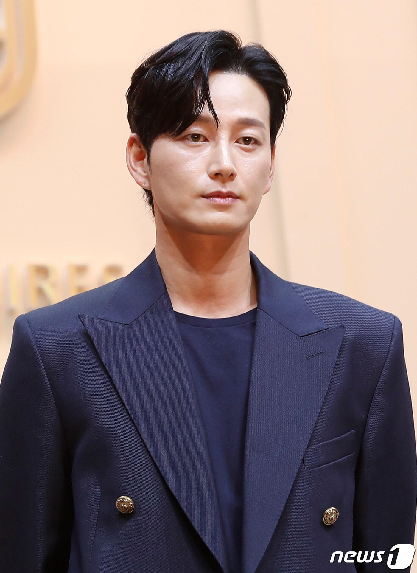 본문 이미지 - 배우 이현욱이 13일 오전 서울 중구 크레스트72에서 열린 넷플릭스 시리즈 '블랙의 신부' 제작발표회에서 포즈를 취하고 있다. '블랙의 신부'는 사랑이 아닌 조건을 거래하는 상류층 결혼정보 회사에서 펼쳐지는 복수와 욕망의 스캔들을 그린 작품이다. 2022.7.13/뉴스1 ⓒ News1 권현진 기자