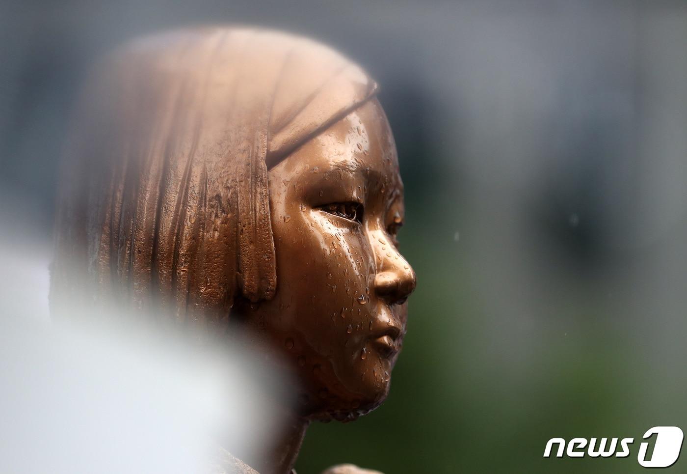 평화의 소녀상에 빗물이 흐르고 있다. /뉴스1 ⓒ News1 이동해 기자