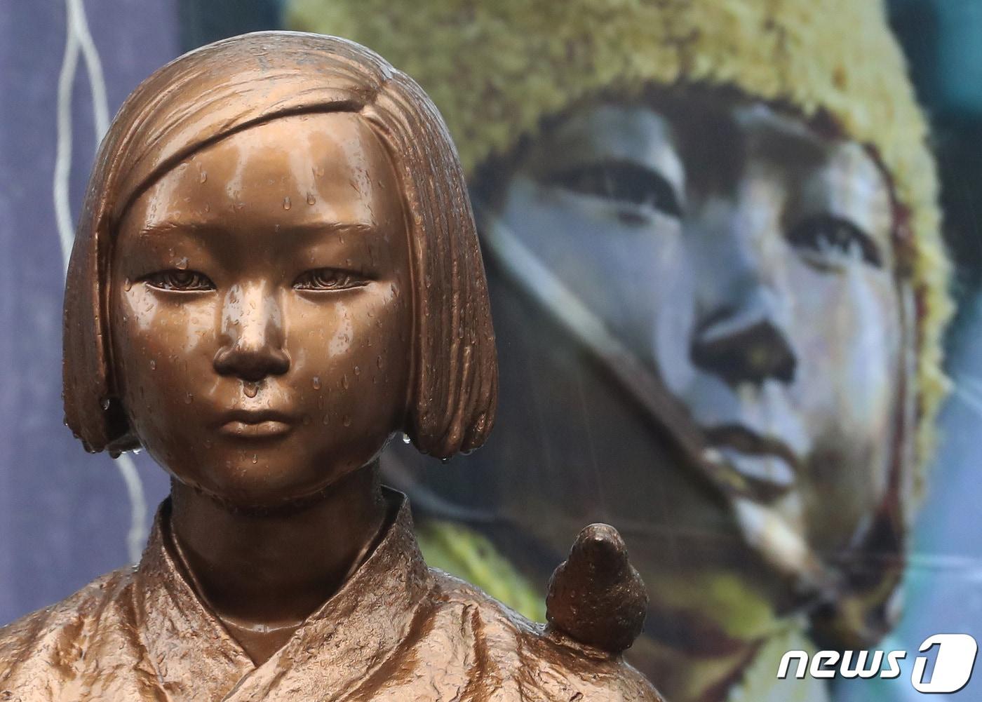 본문 이미지 - 제1552차 일본군 성노예제 문제 해결을 위한 정기 수요시위날인 13일 서울 종로구 옛 일본대사관 맞은편에 설치된 평화의 소녀상에 빗물이 흐르고 있다.. 2022.7.13/뉴스1 ⓒ News1 이동해 기자