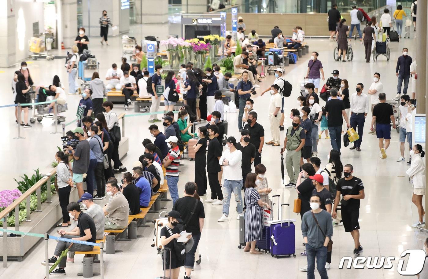 본문 이미지 - 13일 인천국제공항 제1여객터미널 입국장이 북적이고 있다. 질병관리청 중앙방역대책본부(방대본)는 이날 0시 기준 신종 코로나바이러스 감염증(코로나19) 신규 확진자가 4만266명 발생했다고 밝혔다. 신규 확진자는 국내발생 3만9868명, 해외유입은 398명이다. 해외유입은 오미크론 유행 초기인 지난 1월 14일(406명) 후 역대 두번째로 많이 발생했다. 2022.7.13/뉴스1 ⓒ News1 임세영 기자