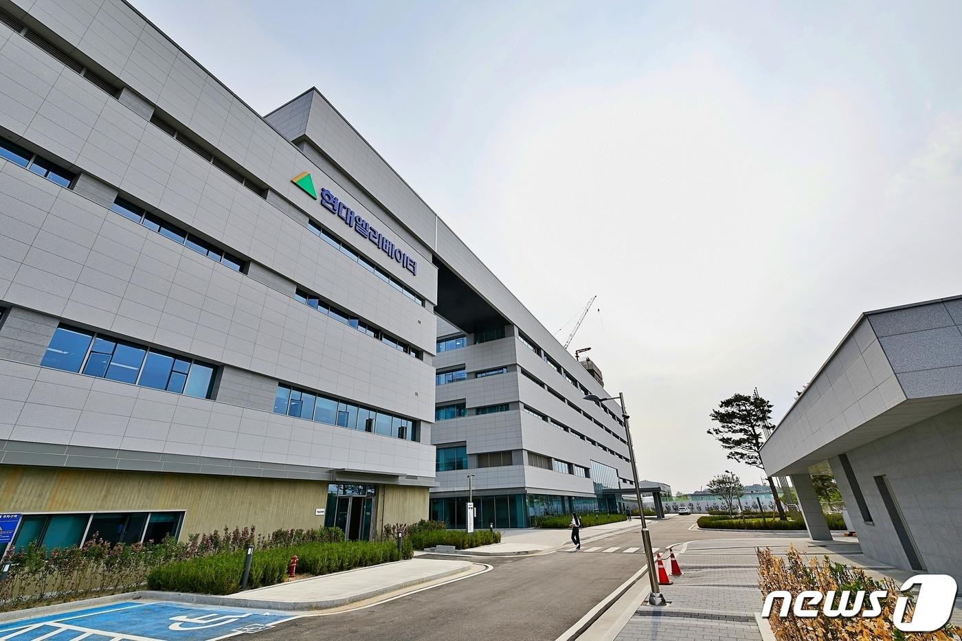 본문 이미지 - 13일 현대엘리베이터가 충북 충주 스마트공장 준공식을 열 예정인 가운데 충주시의 유치 노력이 재조명받고 있다. 사진은 현대엘리베이터 충주 공장.(현대엘리베이터 제공)2022.7.13/ⓒ 뉴스1
