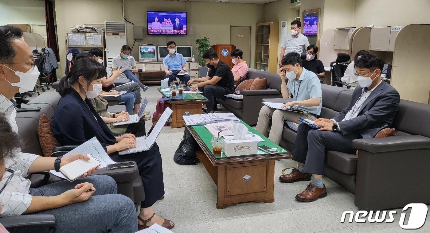 본문 이미지 - 대구 법무빌딩 변호사 사무실 방화사건 수사전담팀이 13일 대구경찰청 기자실에서 수사 결과를 발표하고 있다. 2022.7.13ⓒ 뉴스1 남승렬 기자