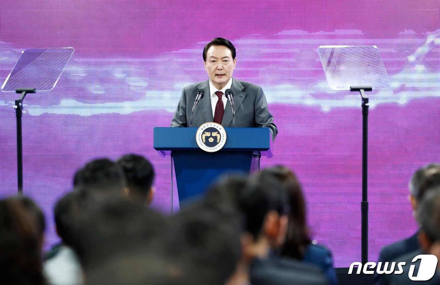 본문 이미지 - 윤석열 대통령이 13일 경기 성남시 판교 제2테크노밸리 기업지원 허브에서 열린 제11회 정보보호의 날 기념식에서 축사를 하고 있다. 대통령실사진기자단 2022.7.13/뉴스1 ⓒ News1 안은나 기자
