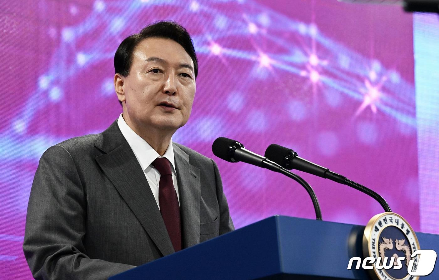 본문 이미지 - 윤석열 대통령이 13일 경기 성남시 판교 제2테크노밸리 기업지원 허브에서 열린 제11회 정보보호의 날 기념식에서 축사를 하고 있다. (대통령실사진기자단) 2022.7.13/뉴스1 ⓒ News1 안은나 기자