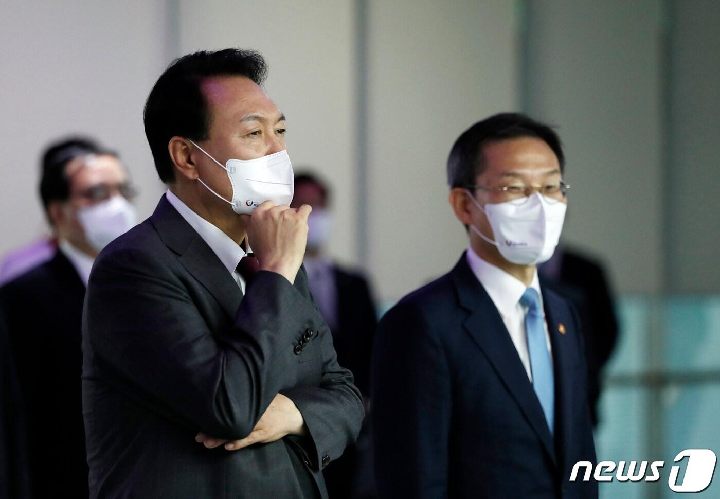 본문 이미지 - 윤석열 대통령이 13일 경기 성남시 판교 제2테크노밸리 기업지원 허브에서 열린 제11회 정보보호의 날 기념식을 마친 후 실전형 사이버 훈련장을 찾아 소개 영상을 시청하고 있다. 오른쪽은 이종호 과학기술정보통신부 장관. 대통령실사진기자단 2022.7.13/뉴스1 ⓒ News1 안은나 기자