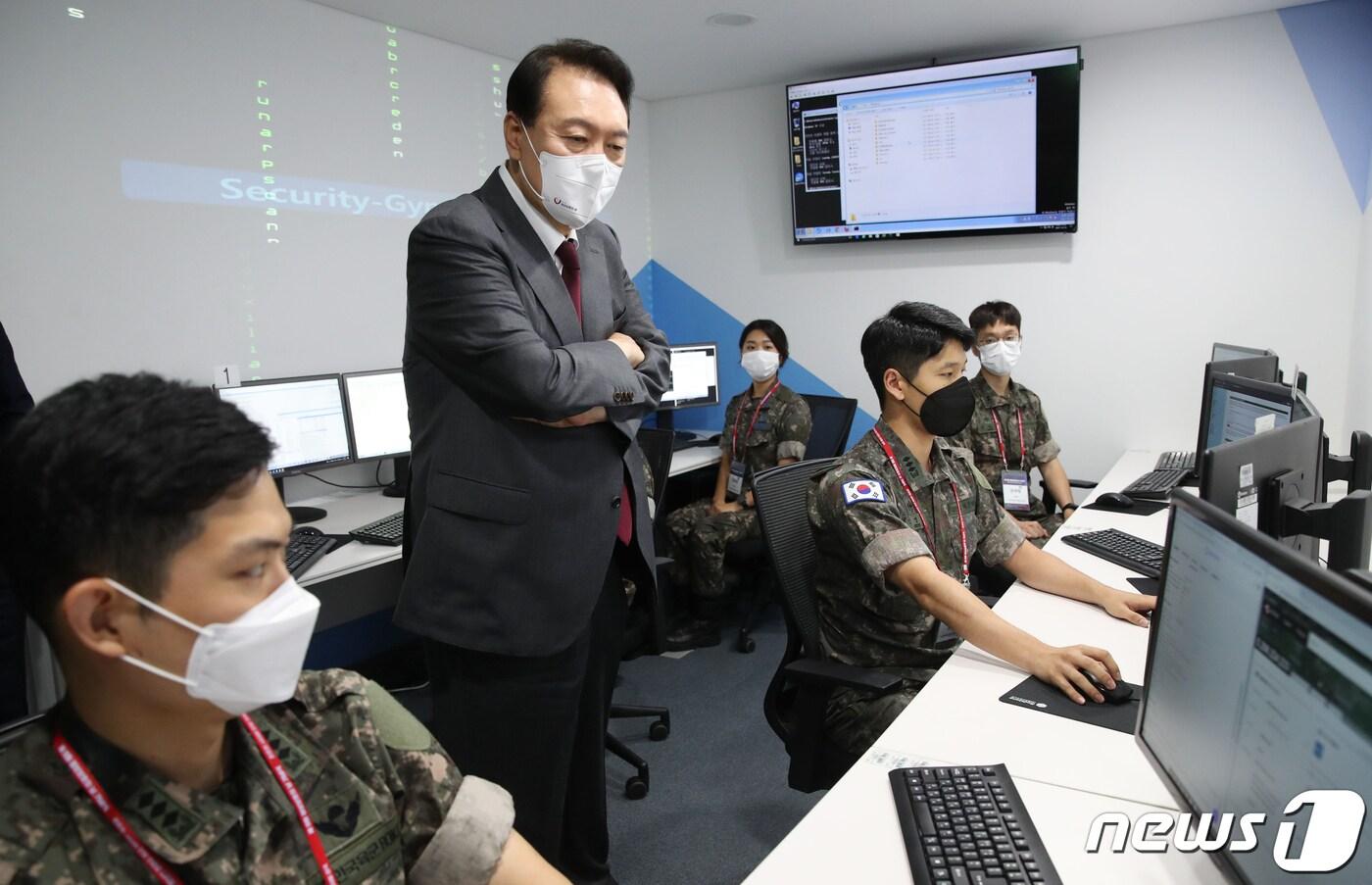 윤석열 대통령이 13일 경기 성남시 판교 제2테크노밸리 기업지원 허브에서 제11회 정보보호의 날 기념식을 마친 후 실전형 사이버 훈련장을 찾아 사이버 침해 대응 훈련을 받고 있는 교육생을 격려하고 있다. (대통령실사진기자단) 2022.7.13/뉴스1 ⓒ News1 안은나 기자