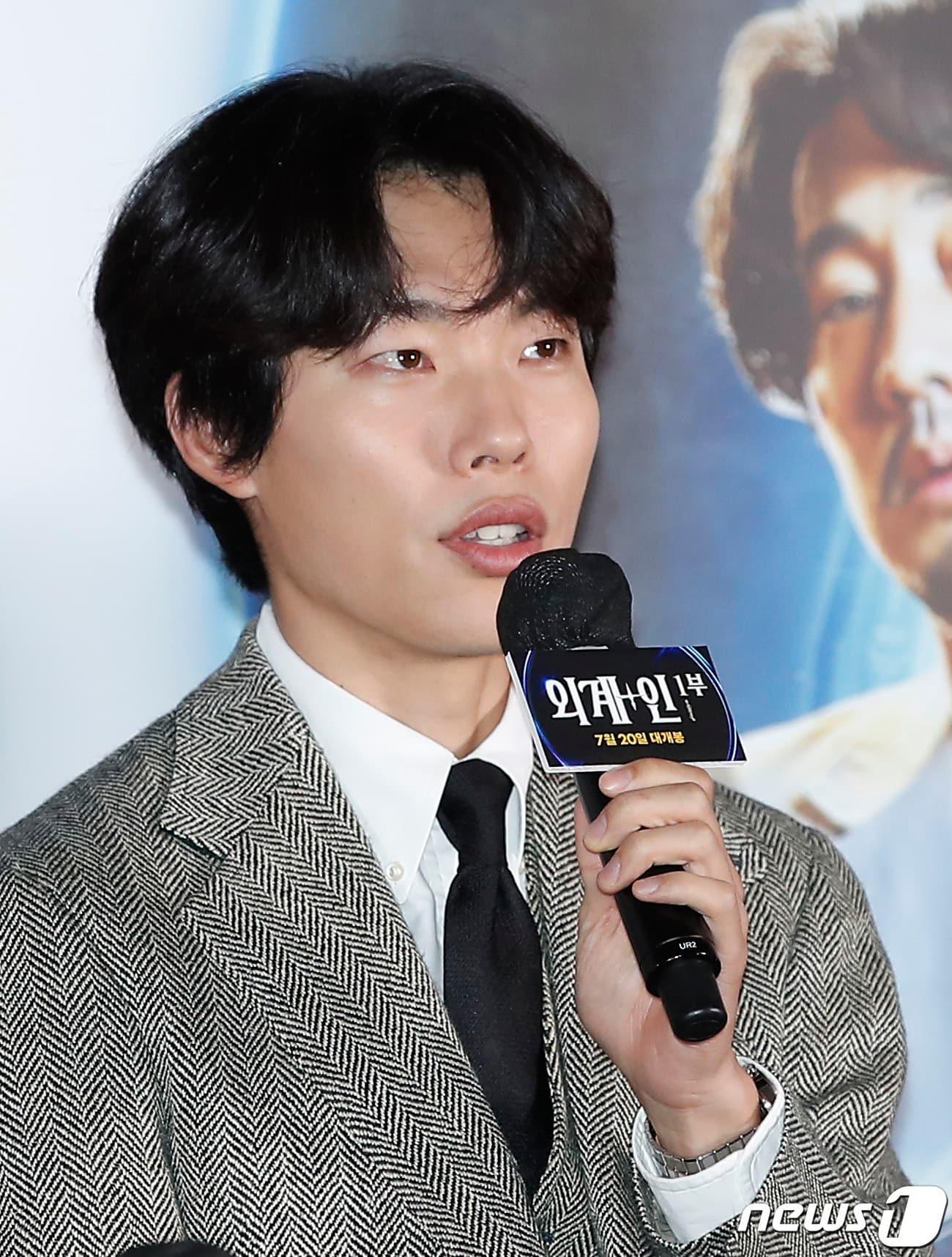 본문 이미지 - 배우 류준열이 13일 오후 서울 용산CGV에서 열린 영화 ‘외계+인’ 1부 언론시사회 및 기자간담회에서 인사말을 하고 있다. ‘외계+인’(감독 최동훈) 1부는 고려 말 소문 속의 신검을 차지하려는 도사들과 2022년 인간의 몸속에 갇힌 외계인 죄수를 쫓는 이들 사이에 시간의 문이 열리며 펼쳐지는 이야기를 그린 작품이다. 2022.7.13/뉴스1 ⓒ News1 권현진 기자