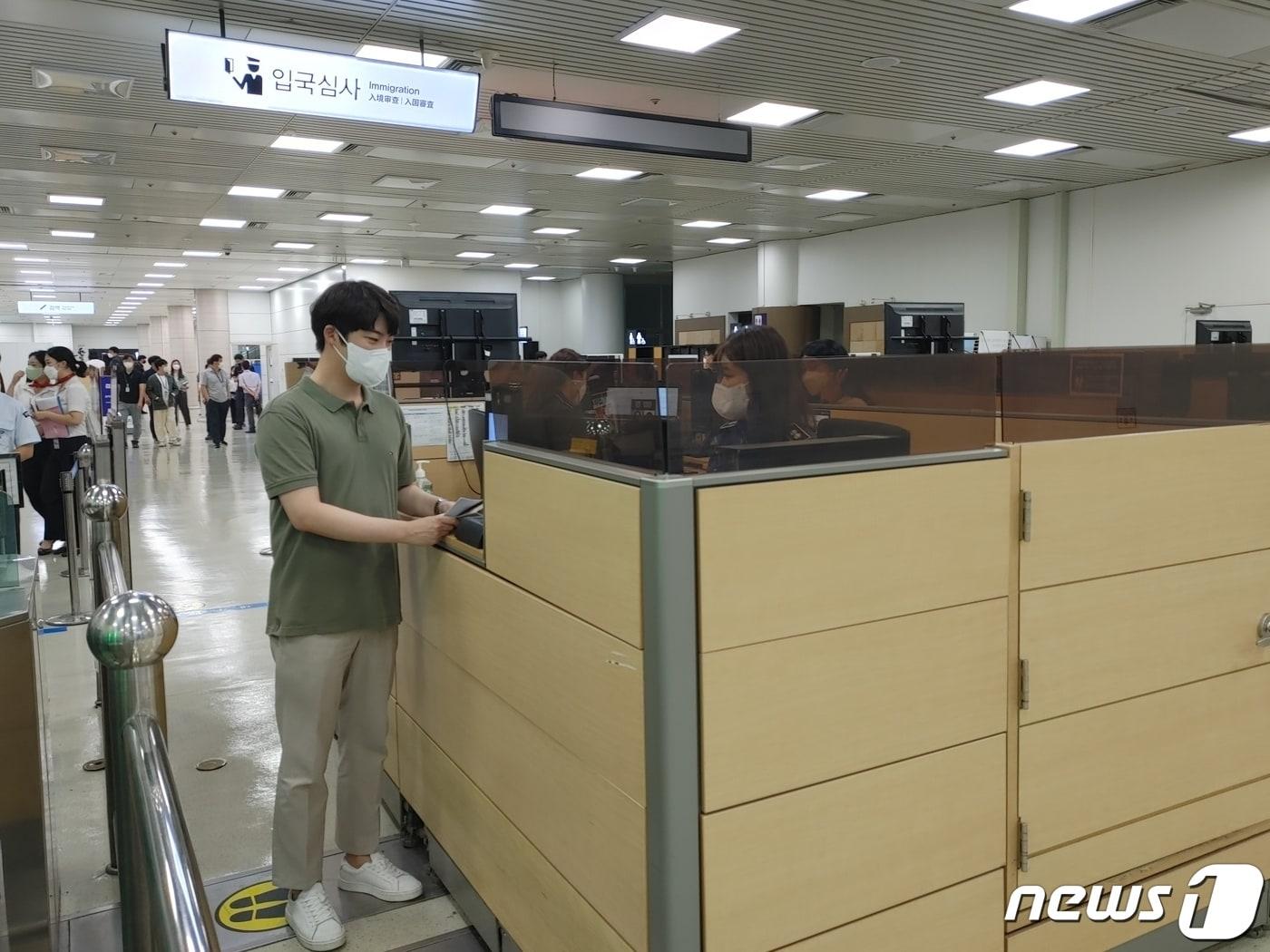 본문 이미지 - 청주국제공항 입국수속 ⓒ 뉴스1