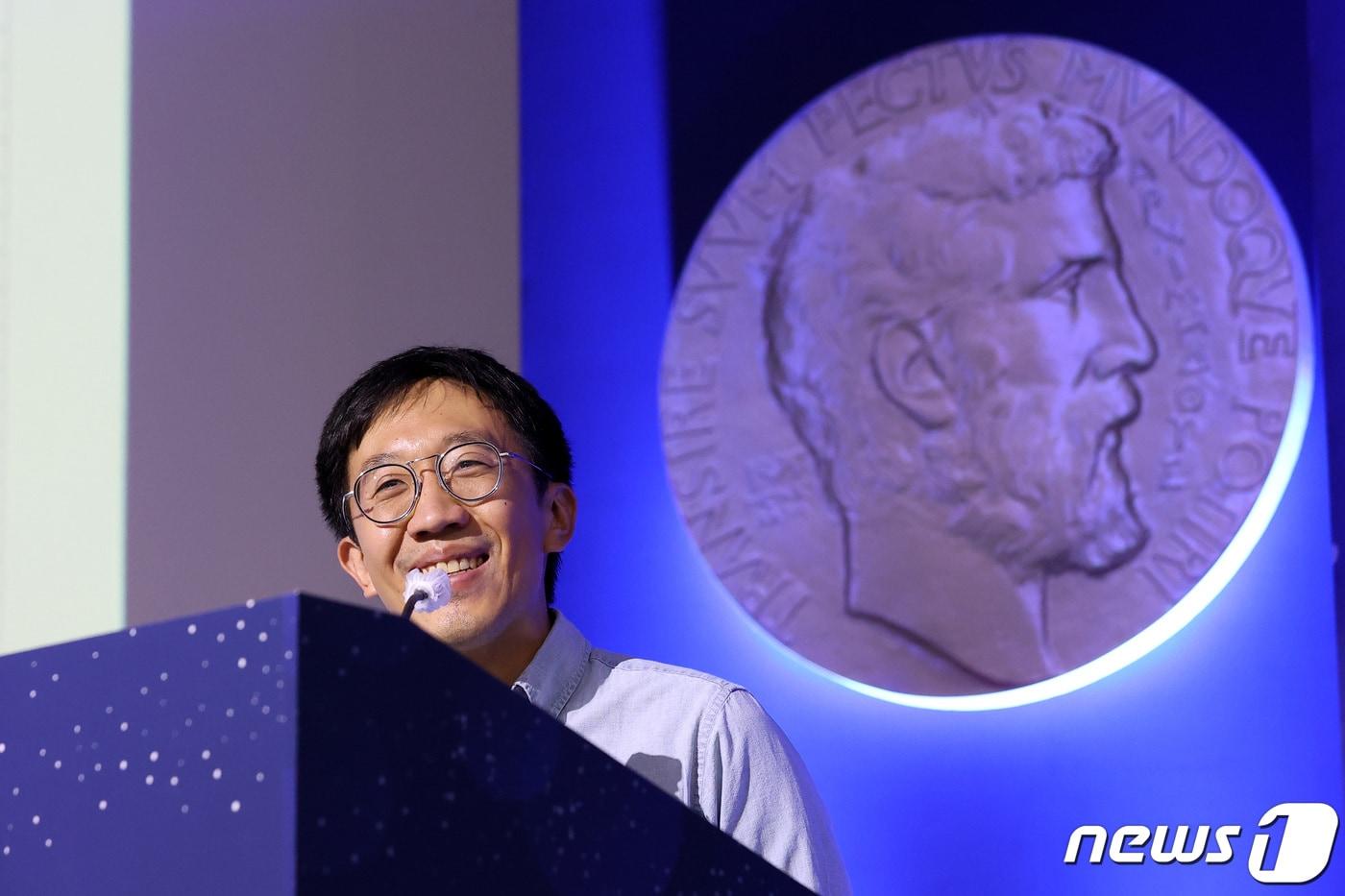 본문 이미지 - 수학계의 노벨상으로 불리는 '필즈상'을 수상한 허준이 미국 프린스턴대학교 교수(한국 고등과학원 석학교수)가 13일 서울 동대문구 한국과학기술원 고등과학원에서 2022 필즈상 수상 기념 강연을 하고 있다. 2022.7.13/뉴스1 ⓒ News1 조태형 기자