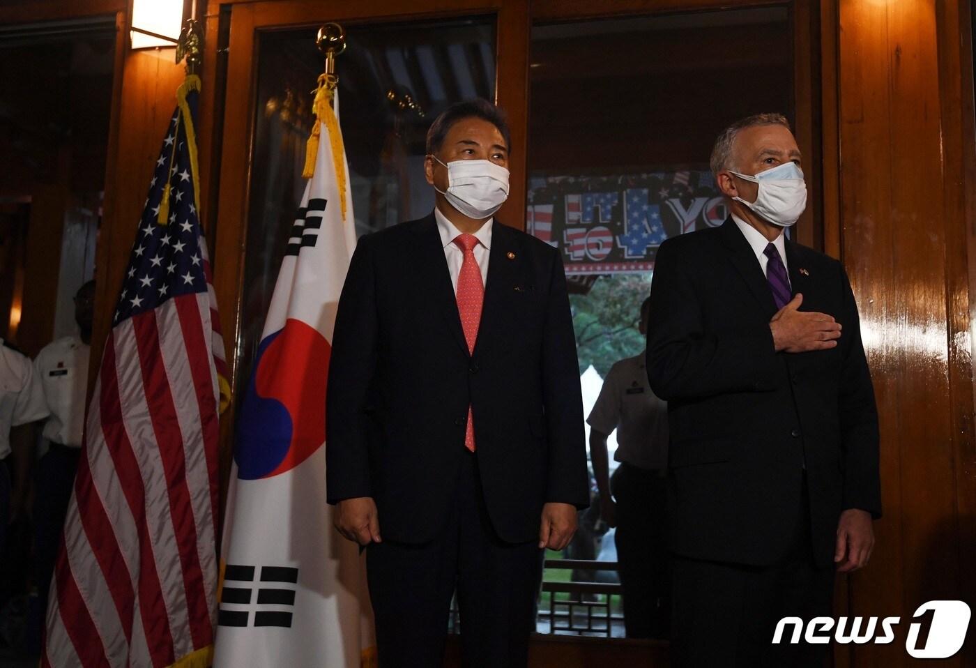 필립 골드버그 주한 미국대사가 13일 서울 정동 미대사관저에서 열린 미국 독립기념일 리셉션에서 미국국가가 나오는 동안 경례하고 있다. 2022.7.13/뉴스1 ⓒ News1 사진공동취재단