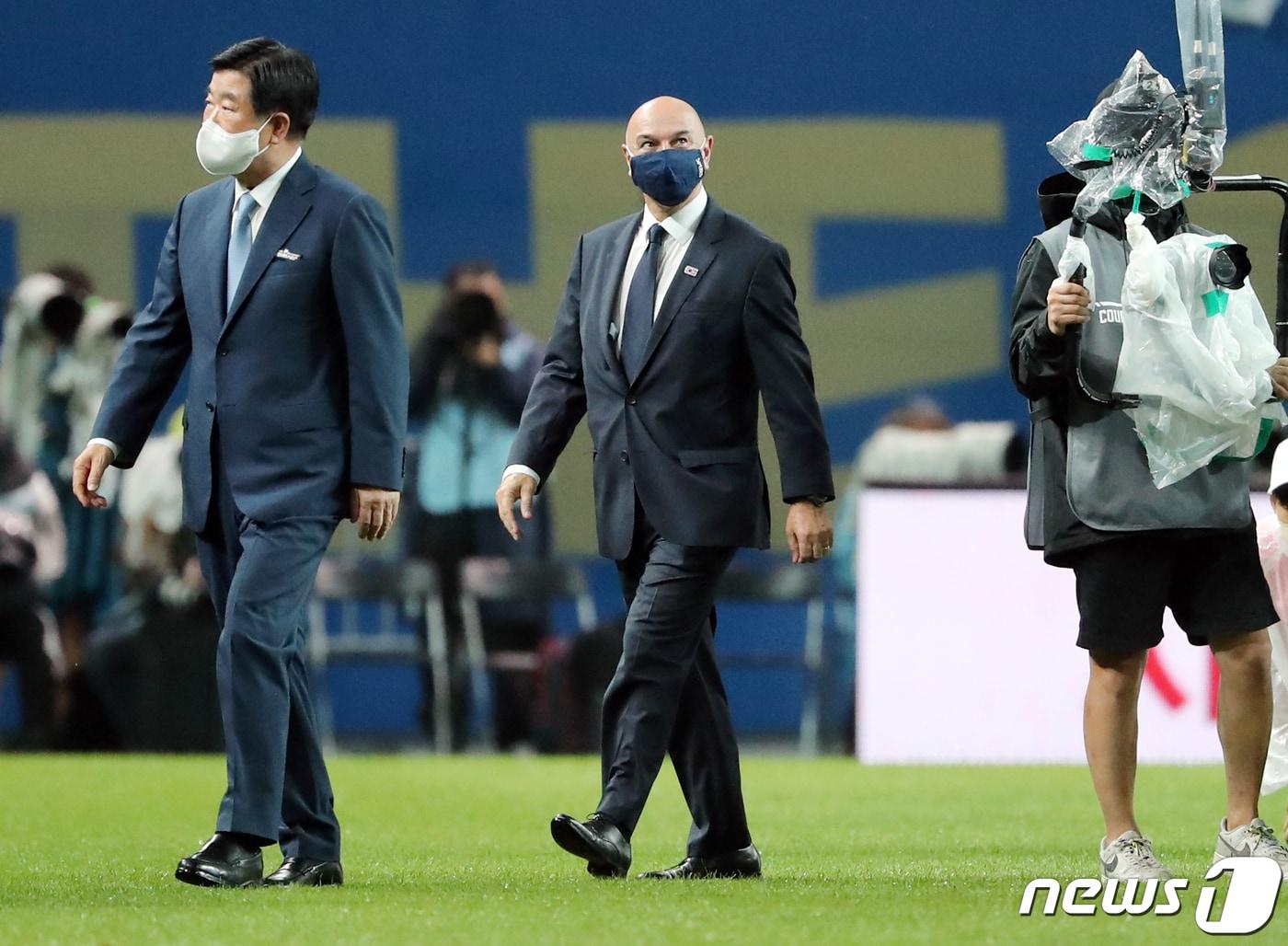 본문 이미지 - 토트넘 홋스퍼의 다니엘 레비 회장이 13일 오후 서울 마포구 상암동 서울월드컵경기장에서 열린 쿠팡플레이 시리즈 팀 K리그와의 경기에 앞서 그라운드를 밟고 있다. 2022.7.13/뉴스1 ⓒ News1 김진환 기자