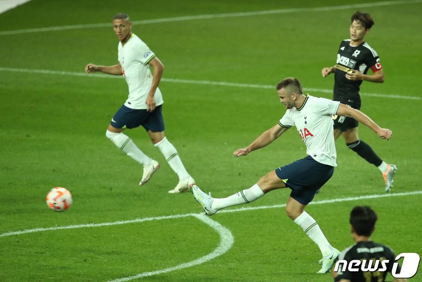 토트넘 홋스퍼 에릭 다이어가 13일 오후 서울 마포구 상암동 서울월드컵경기장에서 열린 쿠팡플레이 시리즈 팀 K리그와의 경기에서 상대문전을 향해 슛을 하고 있다. 2022.7.13/뉴스1 ⓒ News1 이광호 기자